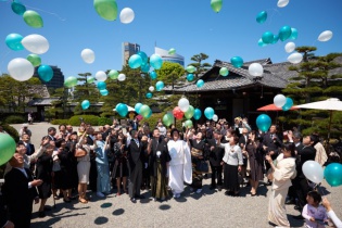 高松城 挙式＆栗林公園 披露宴　BSジャパン「結婚式、挙げてみませんか？」取材の様子　お庭でのバルーンリリース