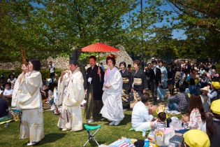 高松城 挙式＆栗林公園 披露宴　BSジャパン「結婚式、挙げてみませんか？」取材の様子　来園者でにぎわう園内の花嫁行列
