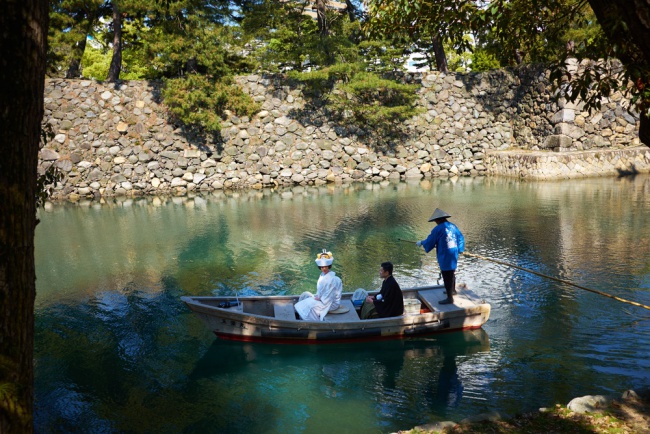 香川県高松市にある高松城で挙式／和船に乗船する新郎新婦