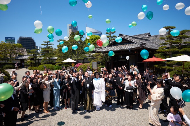 香川県高松市にある高松城での挙式後はお庭に出てフライングバルーン