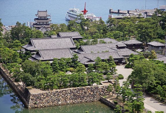 香川県高松市の高松城跡　結婚式を挙げることができる日本のお城　瀬戸内海が見える海城