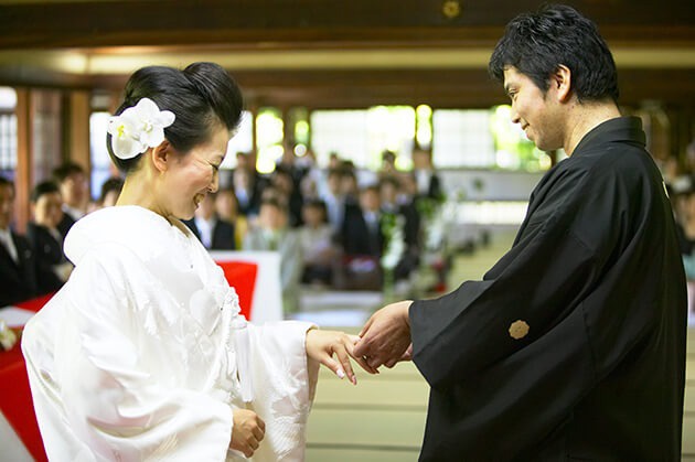 香川県高松市のお城で結婚式　玉藻公園で和婚の人前式　お城の結婚式で指輪の交換