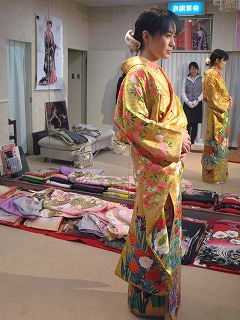 谷口様振袖金横向き.jpg