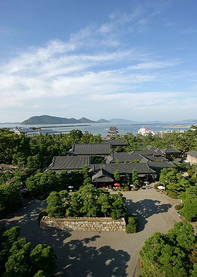 披雲閣全景（瀬戸内海都内バック）