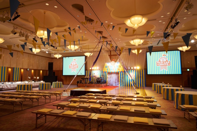 香川県民ホール（レクザムホール）館内にサーカス場を設えた企業パーティー会場