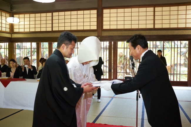 新郎新婦へ大西高松市長自らが結婚署名所授与