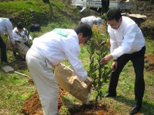設立50周年記念の社会貢献活動「お接待木」の植樹
