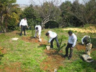 設立50周年記念の社会貢献活動「お接待木」の植樹