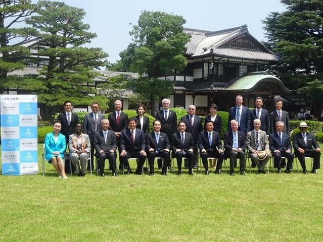岸田文雄外務大臣とノルウェーやカナダなど10カ国の大使らが香川県を訪問