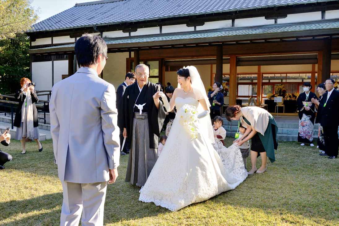 花嫁がウエディングドレス、お父様が紋付袴。
