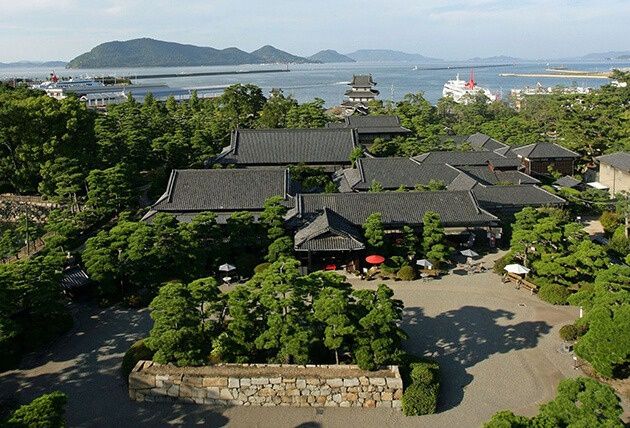 香川県高松市の高松城跡　結婚式を挙げることができる日本のお城　瀬戸内海