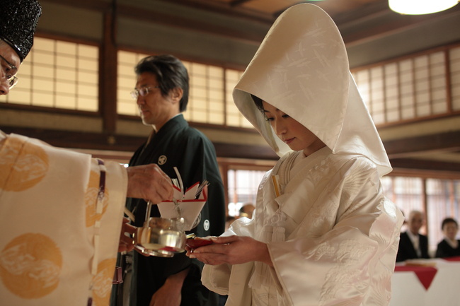 香川県高松市のお城で結婚式　和婚の神前式で三々九度をする花嫁