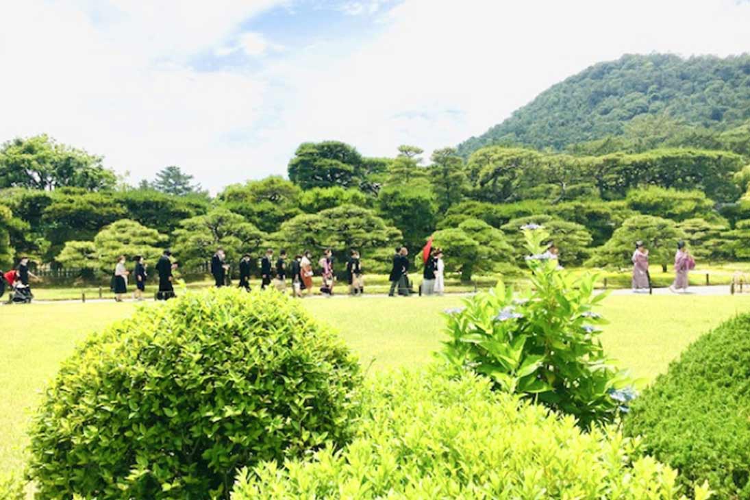 花嫁行列が栗林公園の美しい景色に溶け込みます