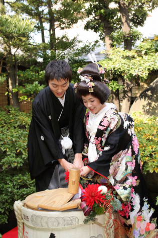 香川県の結婚式で鏡開きをおこなう新郎新婦