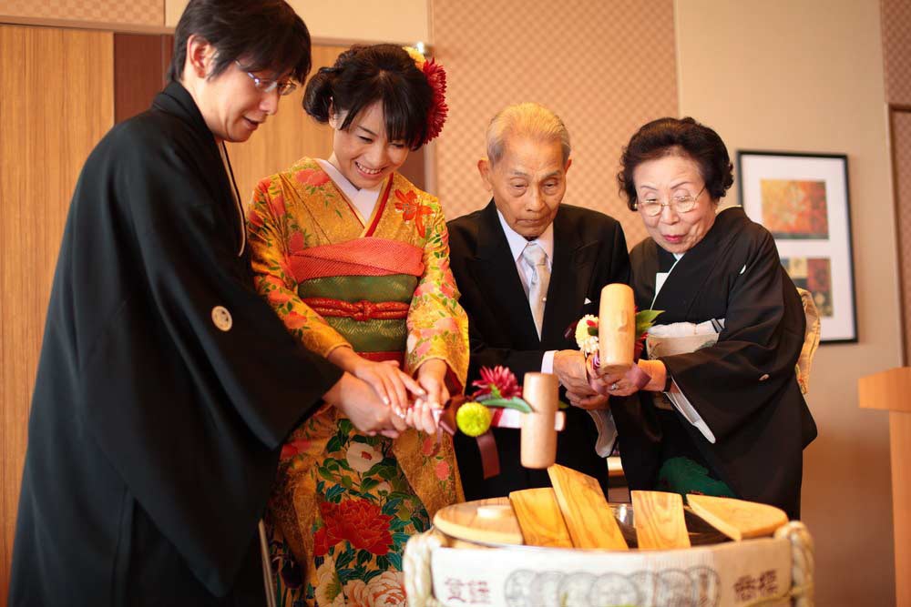 香川県の結婚式で鏡開きをおこなう新郎新婦とおじいちゃんとおばあちゃん