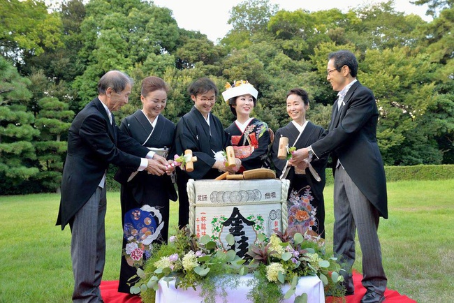 香川県高松市栗林公園のプライベートガーデンで結婚式の鏡開き