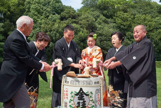 香川県の結婚式で鏡開きをおこなう新郎新婦とご家族