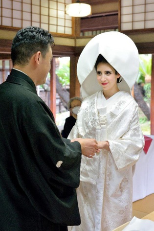 国際結婚式を日本で挙げる。日本らしい国際結婚式。国際結婚の演出。外国人が白無垢を着る
Japanese Traditional Wedding Ceremony,Kimono Wedding