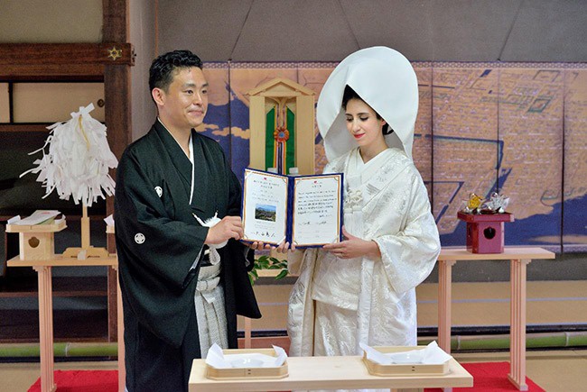国際結婚式を日本で挙げる。日本らしい国際結婚式。国際結婚の演出。外国人が白無垢を着る。
Japanese Traditional Wedding Ceremony,Kimono Wedding
