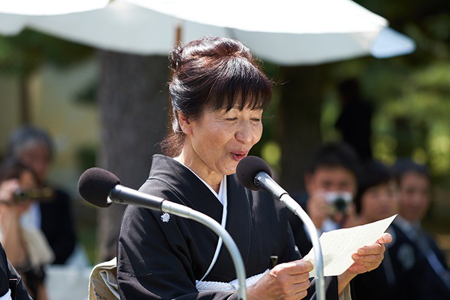 香川県高松市の家族婚の会場、栗林公園。ガーデンで人前式。立会人代表と誓約。家族婚の人前式の演出