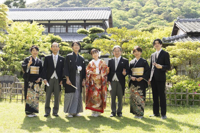 栗林公園で家族婚。県外在住カップルが家族婚の場所に選んだ栗林公園。和装にお色直ししてフォトウェディング。