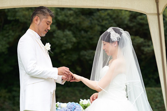 香川県高松市の家族婚の会場、栗林公園。ガーデンで人前式。指輪の交換。家族婚の人前式の演出