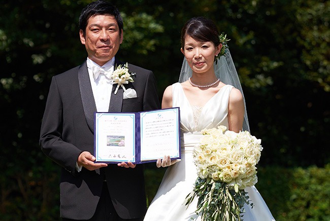 家族婚の人前式の演出。香川県高松市の家族婚の会場、栗林公園。ガーデンで人前式。結婚承認宣言（結婚承認の拍手）