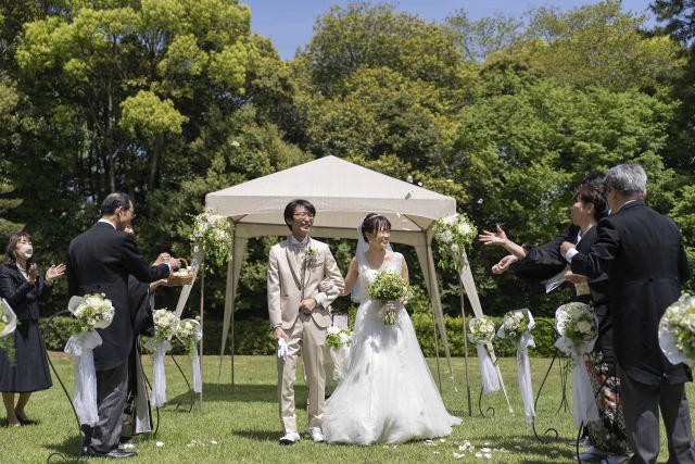 栗林公園で家族婚。栗林公園のガーデンでガーデン人前式