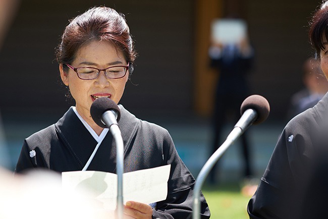 香川県高松市の家族婚の会場、栗林公園。ガーデンで人前式。立会人代表と誓約。家族婚の人前式の演出

