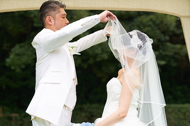 香川県高松市の家族婚の会場、栗林公園。ガーデンで人前式。
ベールアウト。家族婚の人前式の演出
