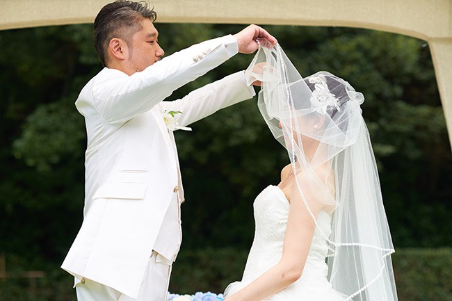 香川県高松市の家族婚の会場、栗林公園。ガーデンで人前式。ベールアウト。家族婚の人前式の演出