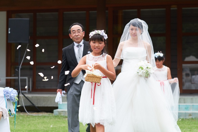 香川県高松市の家族婚の会場、栗林公園。ガーデンで人前式。新婦がお父様と入場。リングガール。家族婚の人前式の演出
