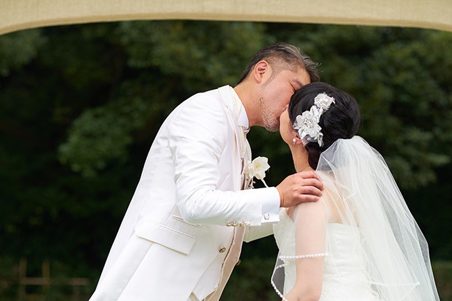 香川県高松市の家族婚の会場、栗林公園。ガーデンで人前式
誓いの口づけ。家族婚の人前式の演出
