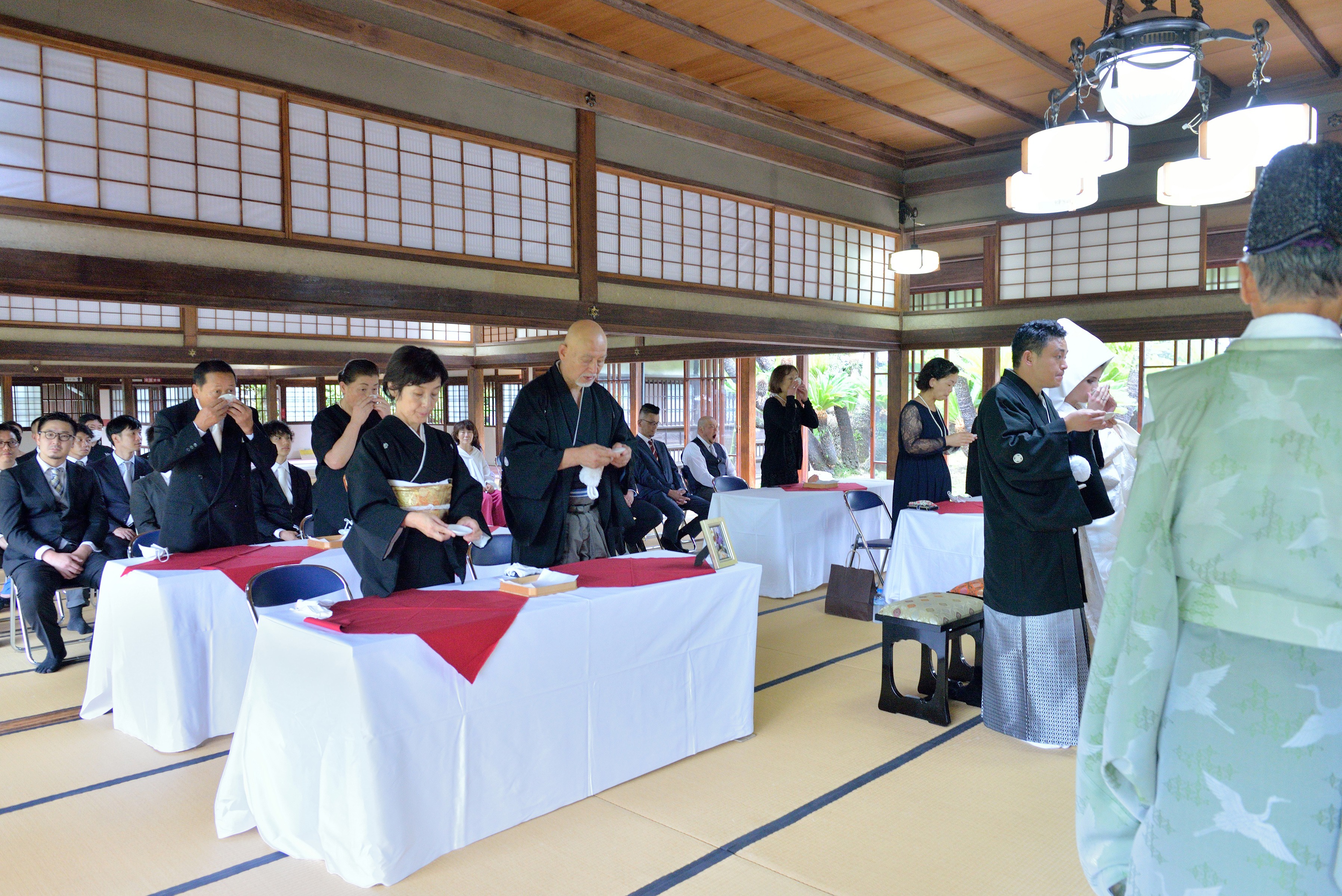 「ふるさとウエディング」玉藻公園での神前式。「親族　固めの盃（しんぞくかためのさかずき）」
雄、雌の形をした酒器の酒を混ぜ合わせ、同じお酒を飲むことで両家一同が親族となる　ことを誓う儀式です。