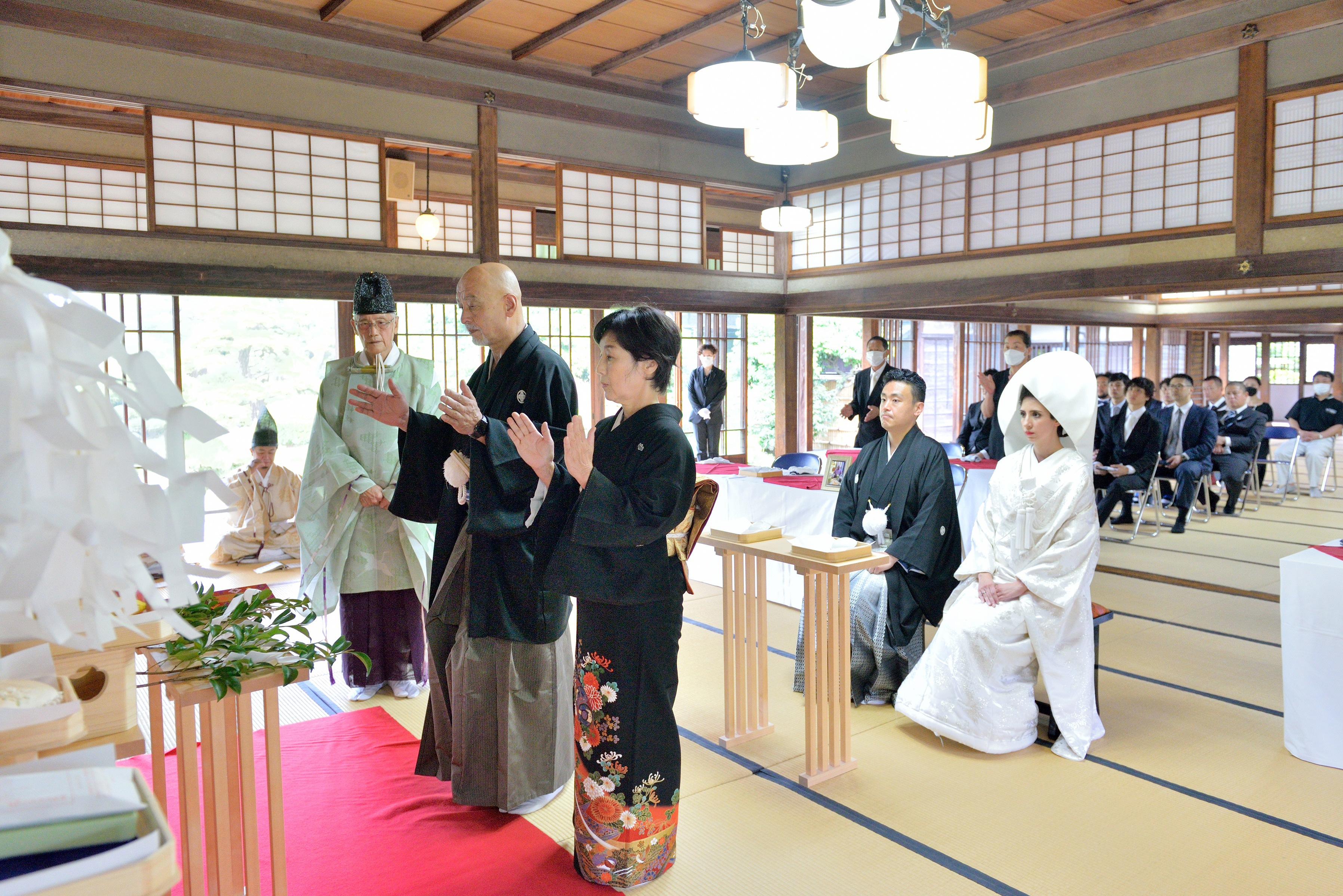 「ふるさとウエディング」玉藻公園での神前式。新郎新婦につづいて、ご両家の代表者が、玉串拝礼します。