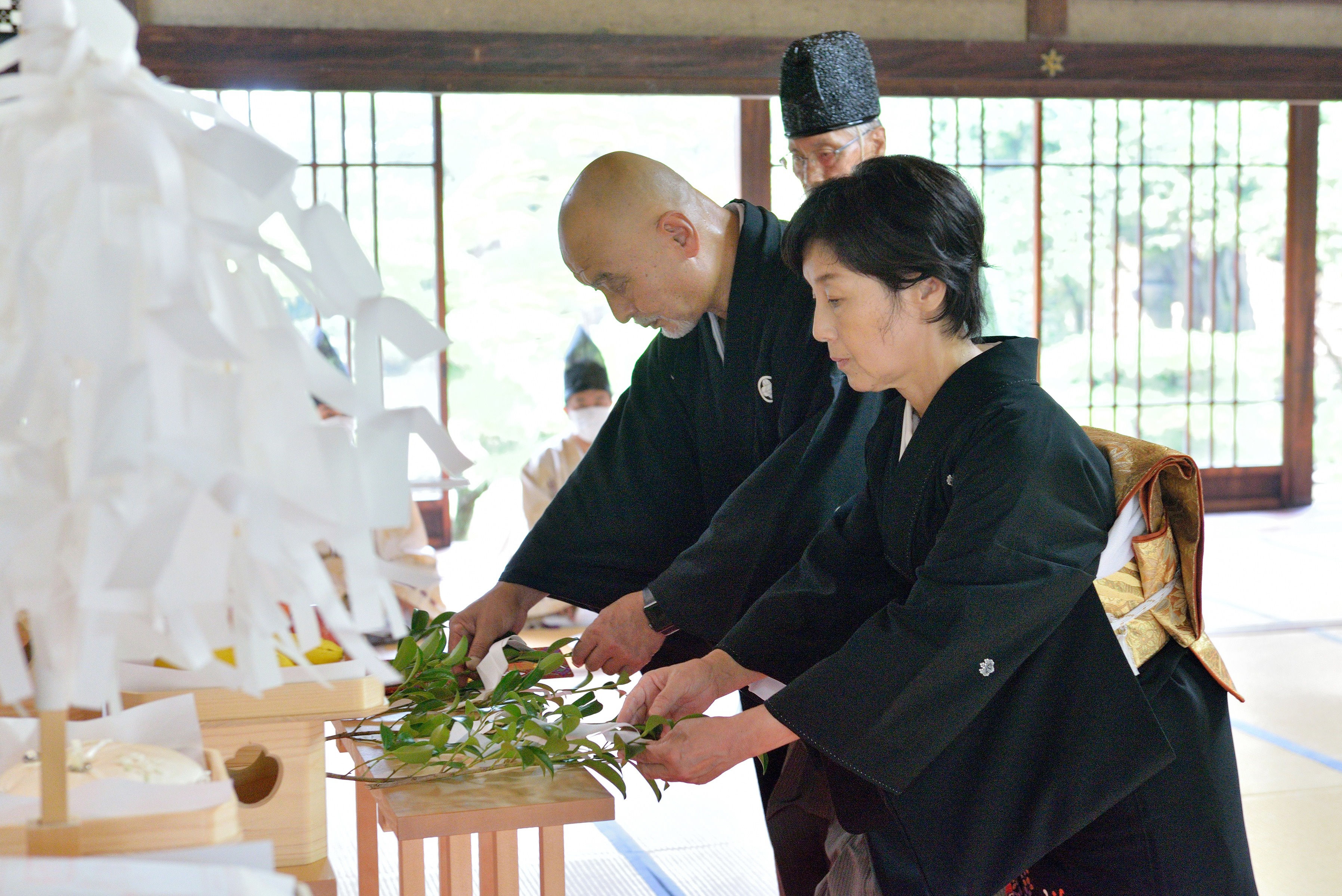 「ふるさとウエディング」玉藻公園での神前式。新郎新婦につづいて、ご両家の代表者が、玉串拝礼します。