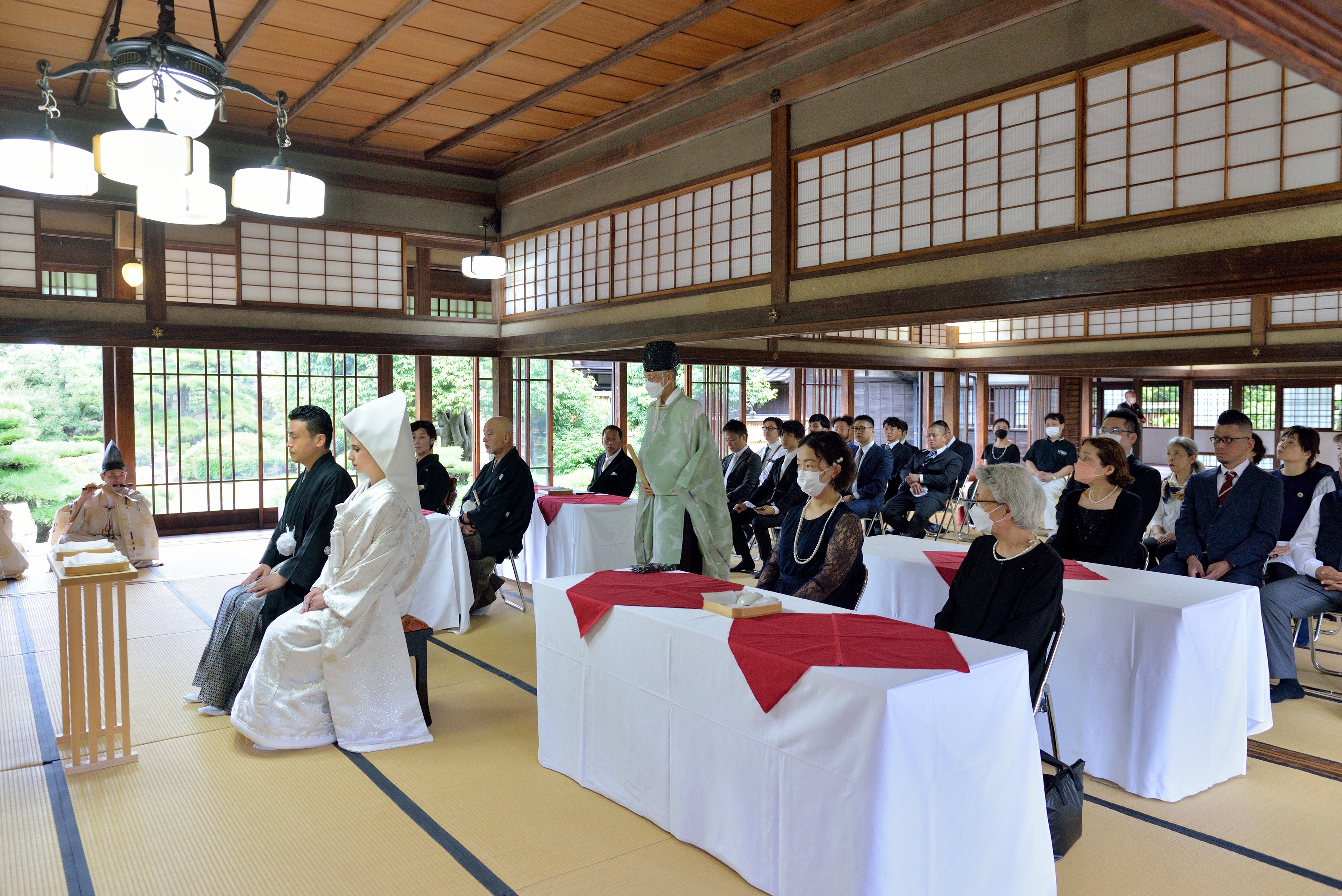 「ふるさとウエディング」玉藻公園での神前式。斎主（神職）の入場