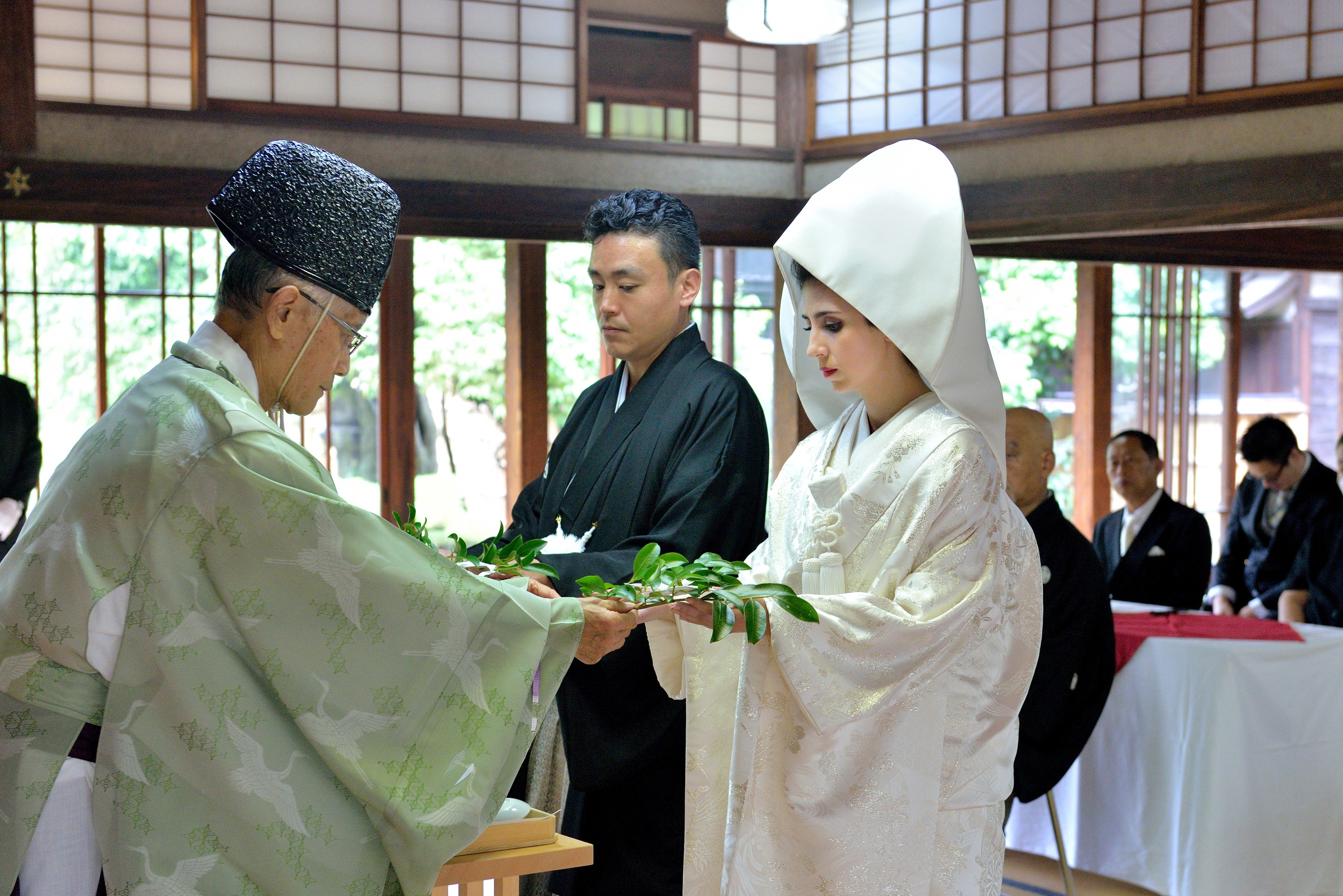 「ふるさとウエディング」玉藻公園での神前式。「玉串拝礼（たまぐしはいれい）」
玉串にふたりと家族の心を託して神に捧げます。
玉串は榊（さかき）という植物の枝でできています。