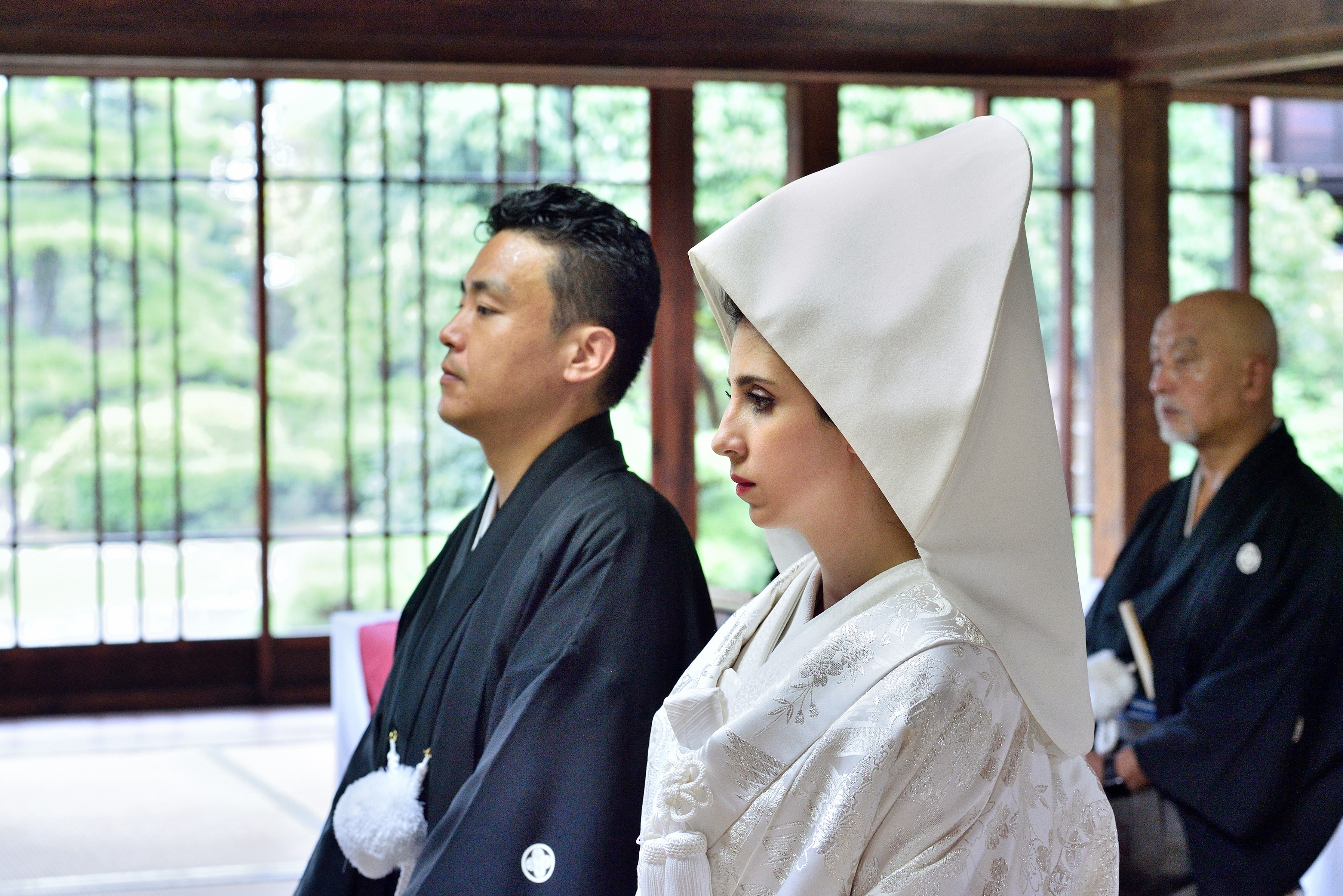 「ふるさとウエディング」玉藻公園での神前式。「降神(こうしん)」
神様が私たちのそばに降りて来られるので、お迎えします。