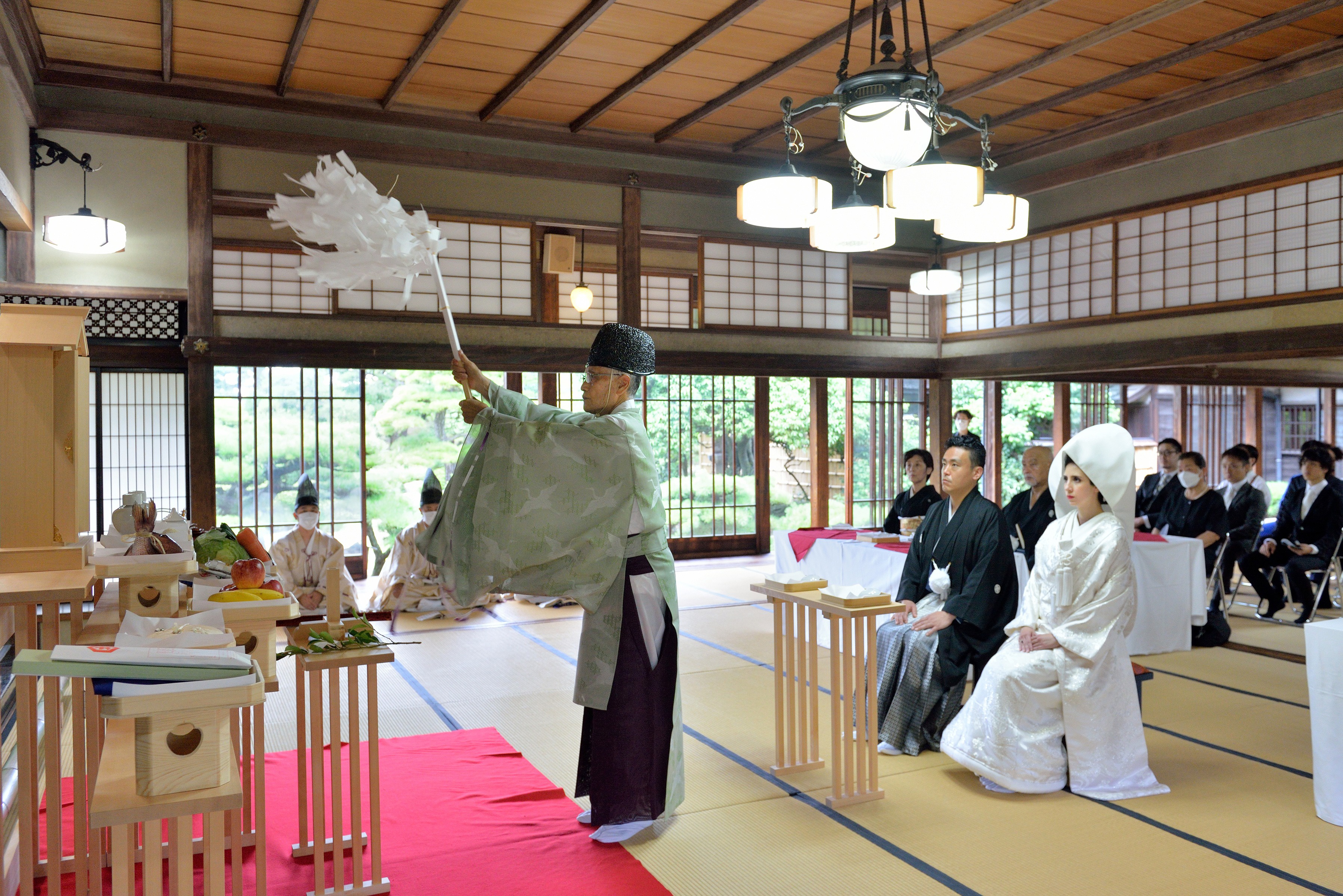 「ふるさとウエディング」玉藻公園での神前式。「修祓(しゅばつ)」神様が降りて来られる場所をお祓いして清めます。