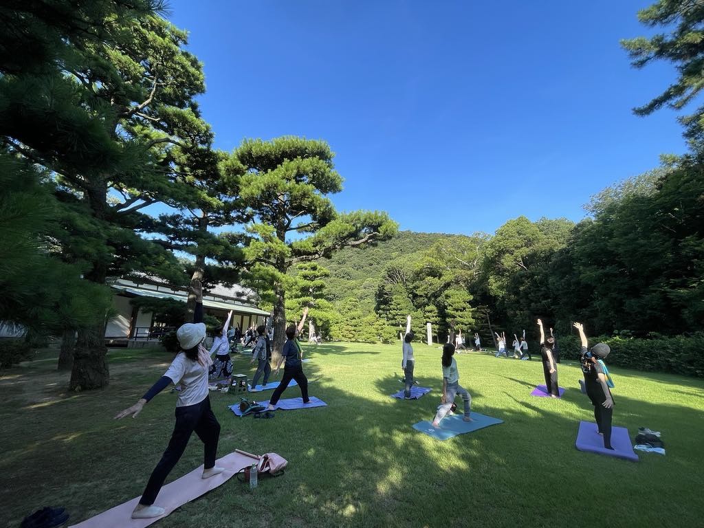 特別名勝・栗林公園で開催する早朝のヨガ教室「庭園ヨガ」