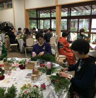 栗林公園で学びと食を愉しむ文化セミナー「栗林碩学倶楽部」イベントプログラム前期第三回　「栗林公園の植物を使用した クリスマス・テーブルアレンジ作り」（ワークショップあり）