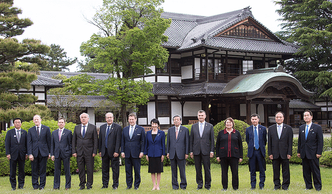 G7香川・高松情報通信大臣会合（総務省主催昼食会）讃岐迎賓館（商工奨励館）を背景にフォトセッション