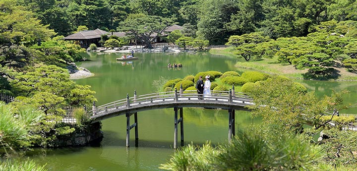 香川の庭園 栗林公園の定番撮影スポット飛来峰（ひらいほう）からの景色で結婚式を挙げる