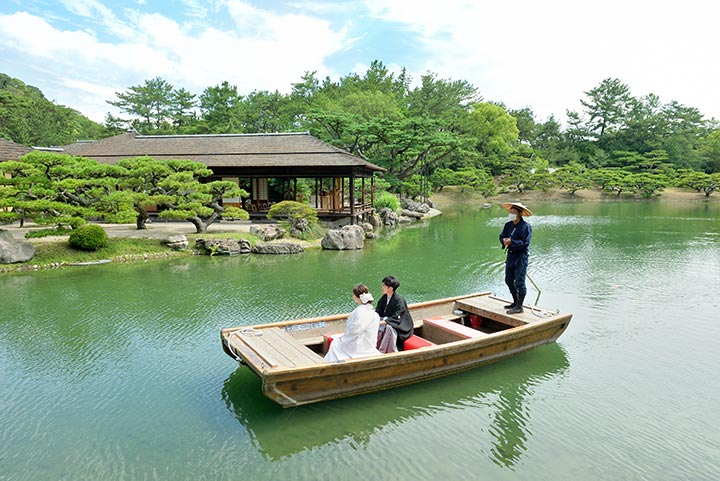 香川の庭園 栗林公園での結婚式では和船に乗り園内でウエディングフォトツアー