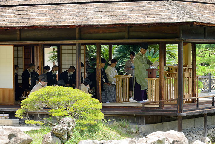 香川の庭園 栗林公園での結婚式では園内を雅楽と共に花嫁行列で移動  