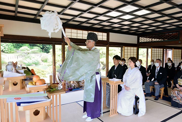 香川の庭園 栗林公園での挙式後は園内の讃岐迎賓館で披露宴。ウエディングドレスでガーデンウエディング。