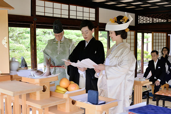 香川の庭園 栗林公園での結婚式後　園内の讃岐迎賓館で披露宴を楽しむ新郎新婦
