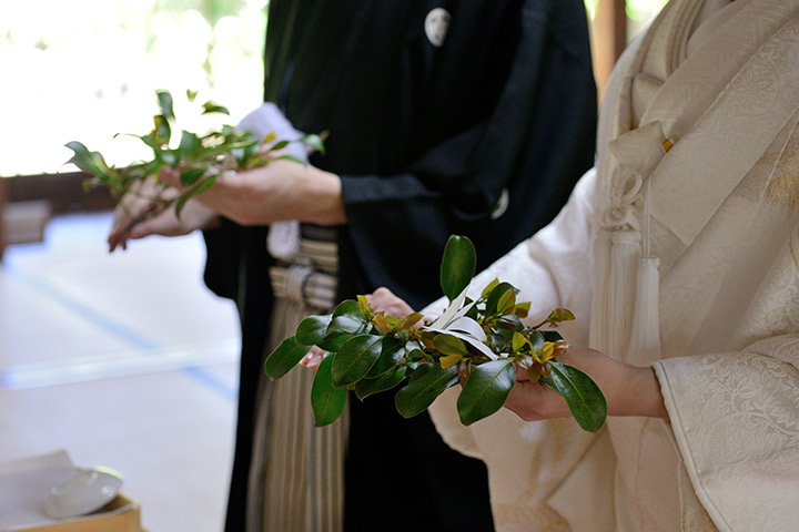 香川の庭園 栗林公園　掬月亭で挙げる結婚式のマナーとしてスタッフは白靴下を着用しています