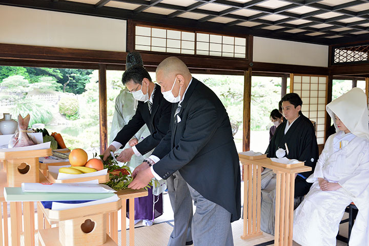 栗林公園　ご両家の代表者による玉串拝礼